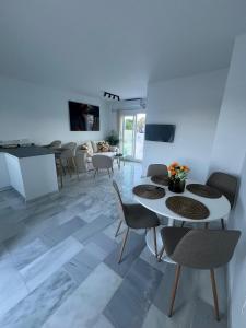 Μια τηλεόραση ή/και κέντρο ψυχαγωγίας στο Super Apartment Riviera with sea views! +17 φωτογραφίες