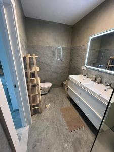 Ένα μπάνιο στο Super Apartment Riviera with sea views!
