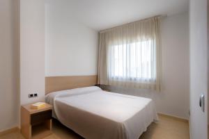 Postel nebo postele na pokoji v ubytování SG Costa BCN Apartments
