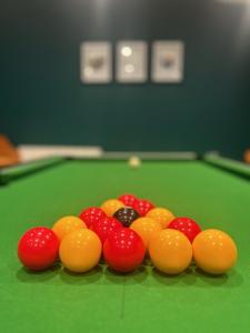 Cybi, Modern Shepherds Hut with Games Room Access内的一张台球桌