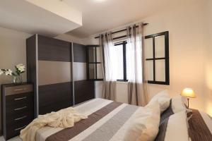 a bedroom with a bed and a dresser and a window at Playa del Cura - Mar Paraiso in Playa del Cura