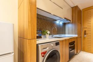 a kitchen with a washing machine and a sink at Pazhou Exhibition in Guangzhou
