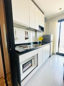 Kuchyň nebo kuchyňský kout v ubytování The Base Central Pattaya Condo by Thiva