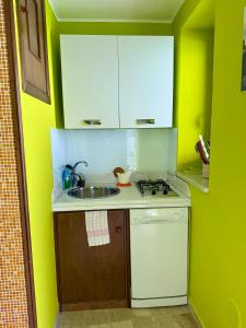Kuchyňa alebo kuchynka v ubytovaní MiraMare Residence Cefalú