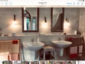 un bagno con due lavandini e due specchi di Son & Roberto a Karangasem Altre 14 foto