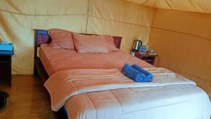 Postel nebo postele na pokoji v ubytování Surya Camp Buahan