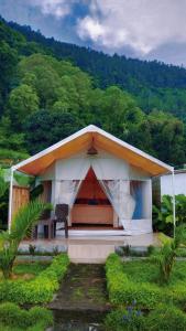 Nespecifikovaný výhled na hory nebo výhled na hory při pohledu z luxury tent