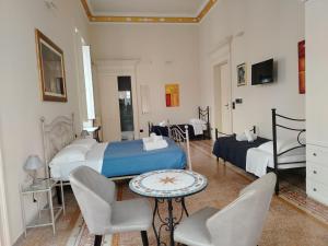 Televízia a/alebo spoločenská miestnosť v ubytovaní Palazzo Castellano