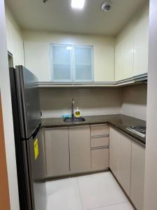 Kuchyň nebo kuchyňský kout v ubytování 81 Newport Blvd Cluster 4 Unit B 3rd flr by Rechelle Nunag
