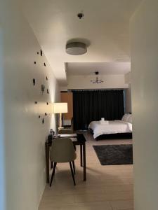 Ένα ή περισσότερα κρεβάτια σε δωμάτιο στο 81 Newport Blvd Cluster 4 Unit B 3rd flr by Rechelle Nunag