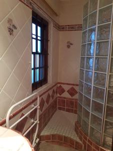 un bagno con doccia con finestra di Buchan Estate and Self Catering a Città del Capo