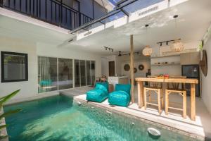 ヌサドゥアにあるSpring Villa Nusa Duaの屋内プール(テーブル、青い枕付) +26枚の写真
