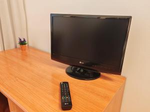 a television and a remote control sitting on a desk at Niji Hotel&Restaurant in Mapello