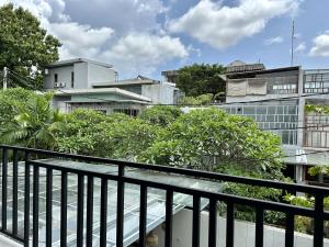 ヌサドゥアにあるSpring Villa Nusa Duaの建物が見えるバルコニー