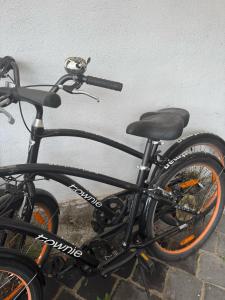 a black bike parked next to a wall at Pelini - 3 in Szentendre