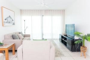 Ruang duduk di Darwin Harbour Suite