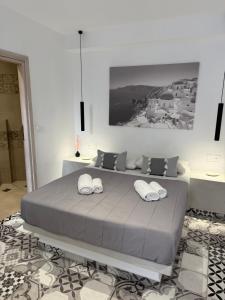 Postel nebo postele na pokoji v ubytování Giasemi Fira Studios