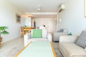Ruang duduk di Darwin Harbour Suite
