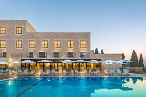 Bazén v ubytování Edmond Luxury Hotel & Spa מלון ספא אדמונד ראש פינה nebo v jeho okolí