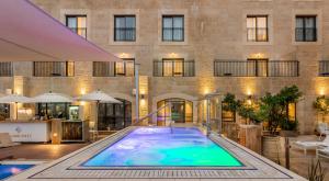 Bazén v ubytování Edmond Luxury Hotel & Spa מלון ספא אדמונד ראש פינה nebo v jeho okolí