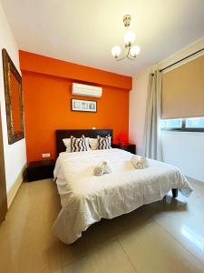 Ένα ή περισσότερα κρεβάτια σε δωμάτιο στο Stylish 2BR Apartment with Balcony and Parking near Saint Lazarus and Finikoudes Beach