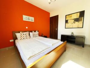 Ένα ή περισσότερα κρεβάτια σε δωμάτιο στο Stylish 2BR Apartment with Balcony and Parking near Saint Lazarus and Finikoudes Beach