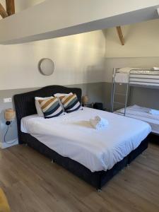 a bed in a room with two bunk beds at Hotel Courage Valkenburg in Valkenburg +6 photos