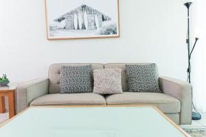 Ruang duduk di Darwin Harbour Suite
