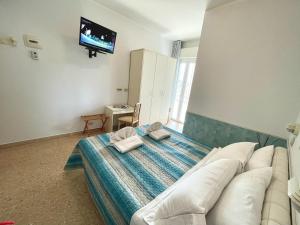 TV a/nebo společenská místnost v ubytování Hotel Crystal anche con spiaggia inclusa ALL INCLUSIVE