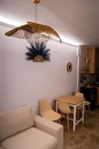 Loft on the beach and a few steps from downtown的休息区