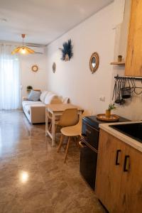 多列毛利诺斯Loft on the beach and a few steps from downtown的配有沙发和桌子的厨房和客厅