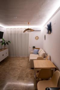 多列毛利诺斯Loft on the beach and a few steps from downtown的带沙发和桌子的客厅