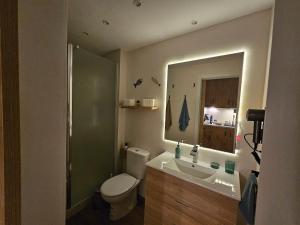 Loft on the beach and a few steps from downtown的一间浴室