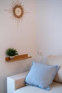 Loft on the beach and a few steps from downtown的休息区