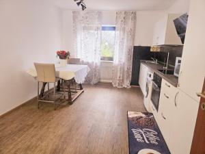 a small kitchen with a table and a window at Südhang Wohnung bei Mariahilfberg in Amberg