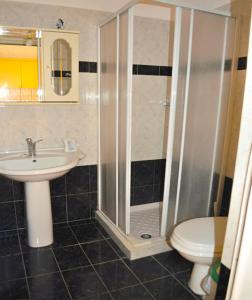 Ένα μπάνιο στο Holiday House Letta in a very quiet location Agios Gordios Beach