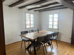 a dining room with a wooden table and chairs at NringRooms am Markt in Adenau