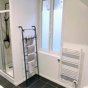 a bathroom with a towel rack and a window at Casa Luna - Une Maison à la Situation Exceptionnelle Offrant Sérénité et Confort en Plein Cœur de Bourges in Bourges