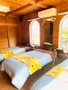 Postel nebo postele na pokoji v ubytování 民泊JOYFUL天然温泉付きログハウス