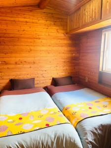 Postel nebo postele na pokoji v ubytování 民泊JOYFUL天然温泉付きログハウス