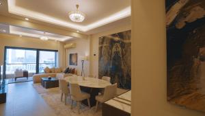 Un comedor y una sala de estar con mesa y sillas. en Nile Luxury Appartment, en El Cairo