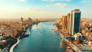 una vista aérea de un río en una ciudad en Nile Luxury Appartment, en El Cairo