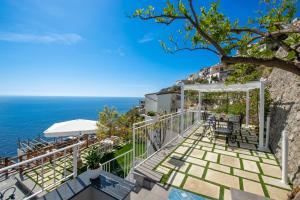 プライアーノにあるVilla Teresea- Just steps from the beachの海の見える家