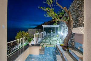 プライアーノにあるVilla Teresea- Just steps from the beachの夜間の建物につながる通路