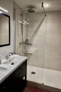 Een badkamer bij L'écrin de la Pinède +21 foto's