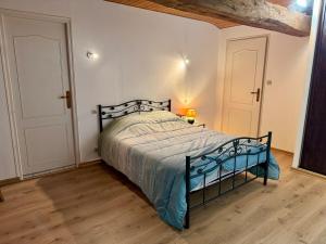 Grande Maison au Calme في La Merlatière: غرفة نوم مع سرير وأرضية خشبية