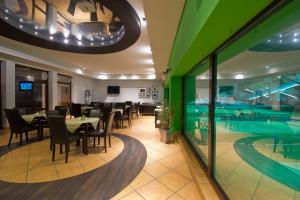 restauracja ze stołem i krzesłami oraz basen w obiekcie Hotel Centrum w Bydgoszczy