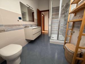 een badkamer met een toilet, een wastafel en een douche bij Casa Vacanze Terramare in Bogliasco