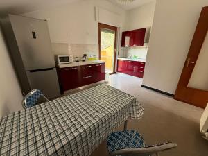 een keuken met een tafel en 2 stoelen. bij Casa Vacanze Terramare in Bogliasco