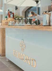 Příslušenství pro přípravu čaje a kávy v ubytování Edmond Luxury Hotel & Spa מלון ספא אדמונד ראש פינה